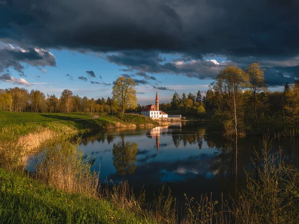 Hermoso paisaje nublado de verano con un Palacio del Priorato en Gatchina. Rusia —  Fotos de Stock