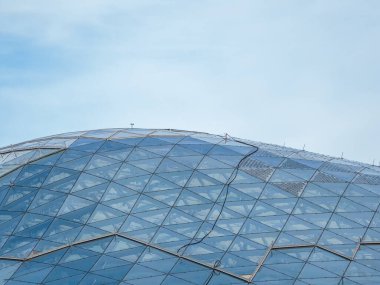 Cam kasa, kubbe. Alışveriş köşkünün cam çatısının mühendislik tasarımı.