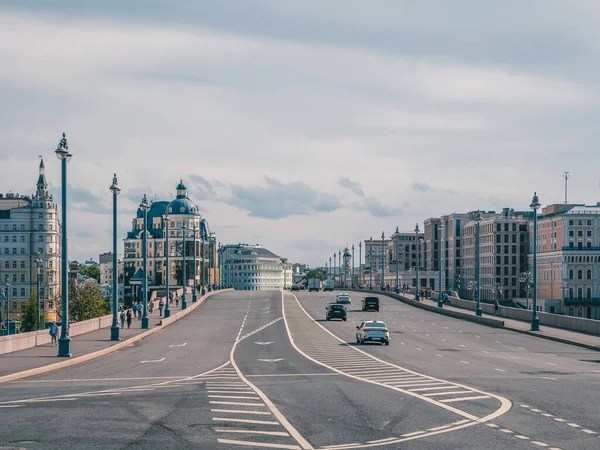 モスクワの橋の上の交通の美しい景色。モスクワの広い通り — ストック写真