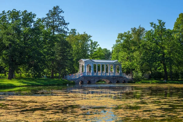 Ponte di marmo a Catherine Park a Tsarskoye Selo, San Pietroburgo, Russia — Foto Stock