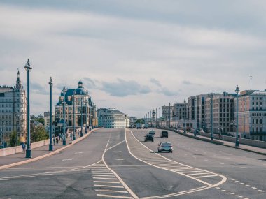 Moskova 'daki köprüde güzel bir trafik manzarası var. Moskova 'nın geniş caddesi.