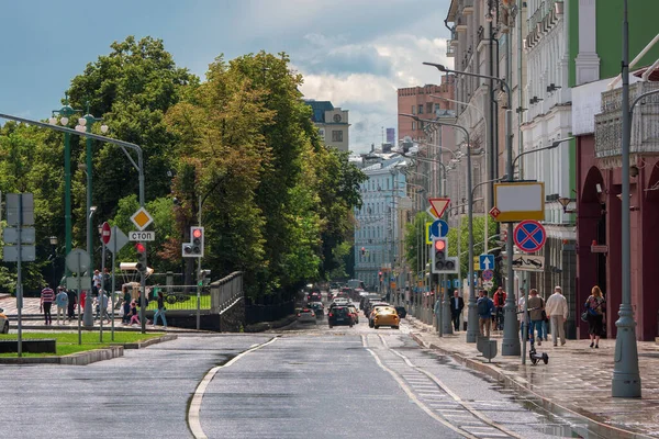 ロシア モスクワ 2020年7月31日 モスクワのArbat地区 道路を歩く車や人々の交通と街のダイナミクス — ストック写真