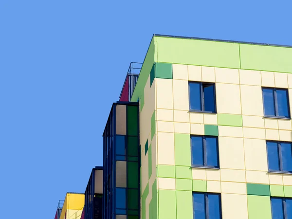 Coin d'une nouvelle maison moderne contre le ciel bleu — Photo