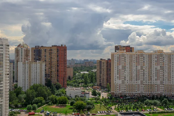 Nowoczesny kompleks mieszkalny dla rodzin, widok z lotu ptaka. — Zdjęcie stockowe