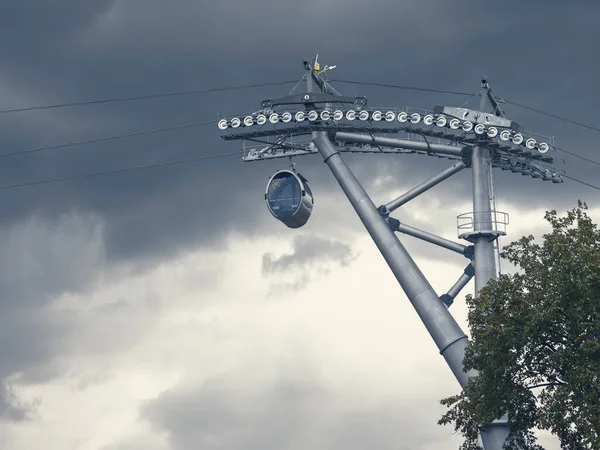 Seilbahnfahrt gegen den dramatischen Himmel. — Stockfoto