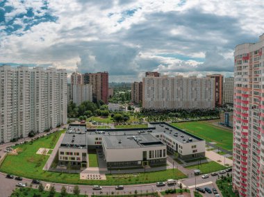 Aileler için modern konut kompleksinin panoramik manzarası, hava manzarası