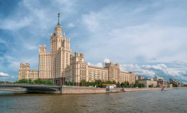 Moskova 'nın güzel manzarası. Moskova Nehri setindeki Stalinist yerleşim yerinin panoramik manzarası