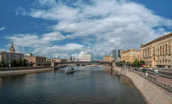 Beautiful panoramic views of Moscow. White ship on the Moscow river.Tourism within the country concept — Stock Photo, Image