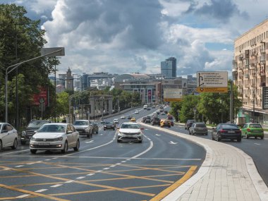 Rusya, Moskova, Temmuz 31 2020. Moskova araba trafiği. Araba trafiği ile sokak dinamikleri.