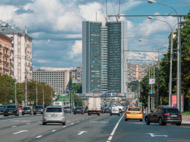 Rusya, Moskova, Temmuz 31 2020. Moskova araba trafiği. Araba trafiği ile sokak dinamikleri.