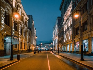 Moskova - 31 Temmuz 2020: Şehir merkezinde ışıklar olan boş bir gece sokağı.