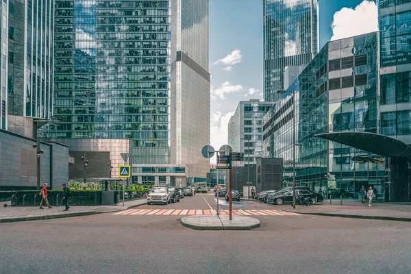 Rusia Moscú Julio 2020 Cruce Peatonal Barrio Negocios Moscú Coches — Foto de Stock