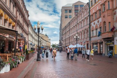 Moskova - 31 Temmuz 2020: Yağmurdan sonraki güneşli bir yaz gününde yürüyen turistlerle birlikte Arbat Caddesi. Arbat Caddesi - Moskova 'nın ana turistik merkezlerinden biri, dükkanlar ve restoranlarla dolu..
