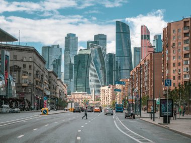 Moskova - 31 Temmuz 2020: Bir yaya caddeyi yanlış yerden geçiyor.