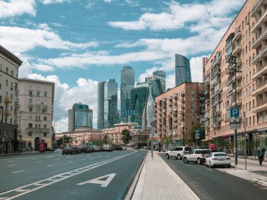 Moskova - 31 Temmuz 2020: Şehirde günlük yaşam. Sokakta otobüs yolu.