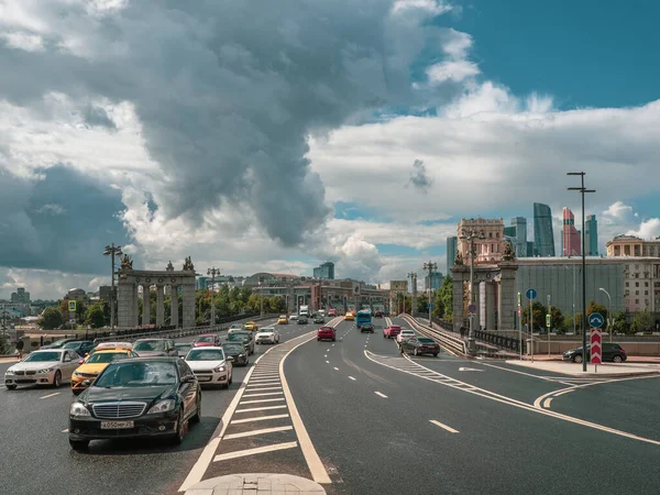 Moscou Julho 2020 Bela Vista Rua Smolenskaya Ponte Borodinsky Moscou — Fotografia de Stock