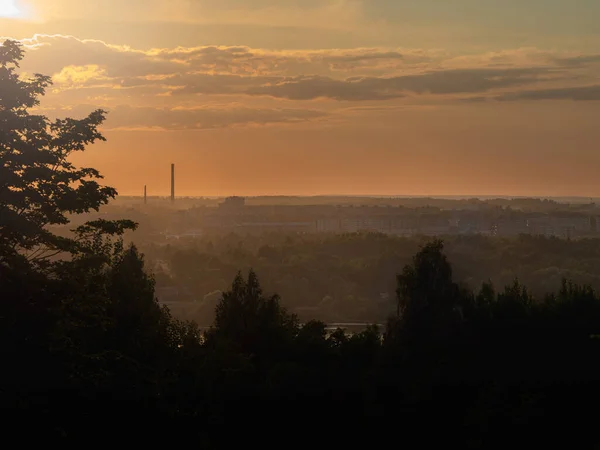 Puesta de sol nocturna con vistas a la ciudad en la distancia desde el aire — Foto de Stock