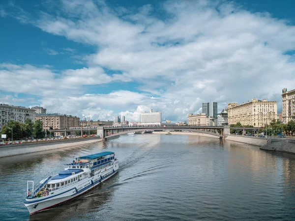 観光客との大規模な2階建ての白いライナーは、モスクワ川に沿って行く — ストック写真