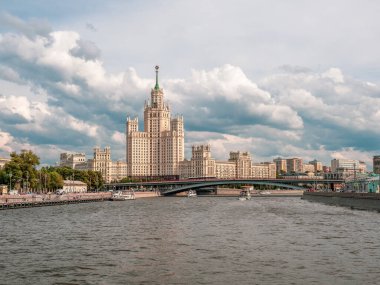 Moskova nehrinde seyrüsefer. Moskova 'nın güzel manzarası. Moskova nehri üzerindeki kemer köprüsü. Rusya