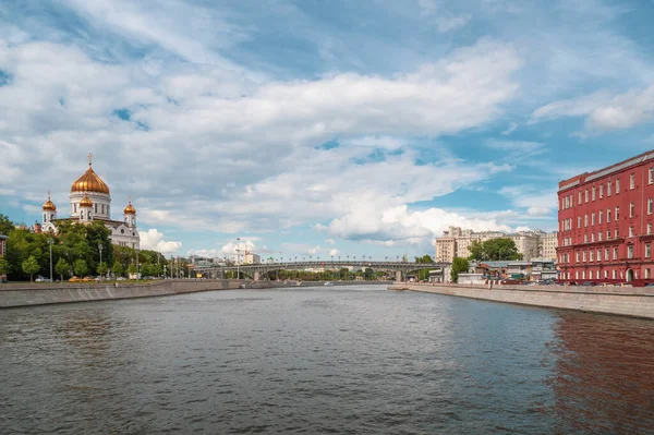 Navegación por el río Moscú. Hermosas vistas de Moscú. Puente de arco sobre el río Moscú. Rusia — Foto de Stock