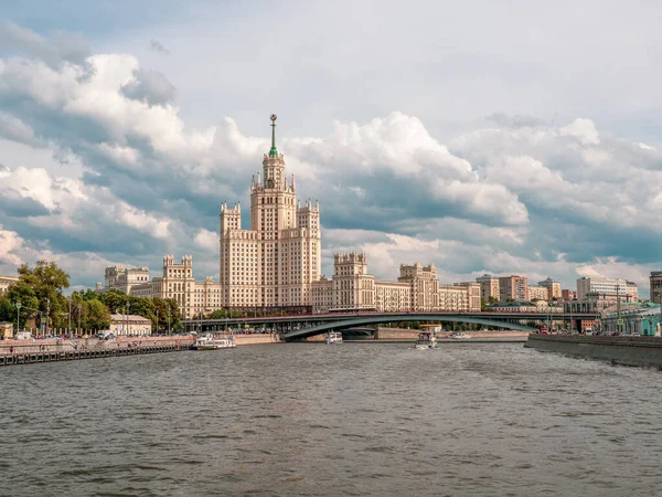 Navegación por el río Moscú. Hermosas vistas de Moscú. Puente de arco sobre el río Moscú. Rusia — Foto de Stock