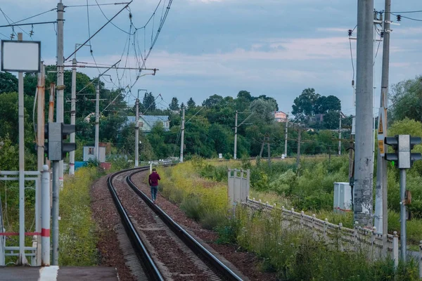 A man walking on railway tracks. — Stock Photo, Image