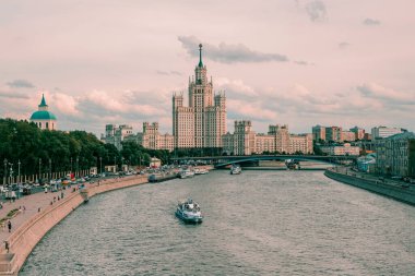 Moskova - 30 Temmuz 2020: Moskova Nehri üzerinde seyrüsefer. Moskova 'nın güzel manzarası. Moskova nehri üzerindeki kemer köprüsü. Rusya. 