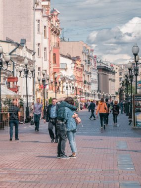 Moskova - 31 Temmuz 2020: Sokakta sarılmalar. Moskova 'da Arbat Caddesi.