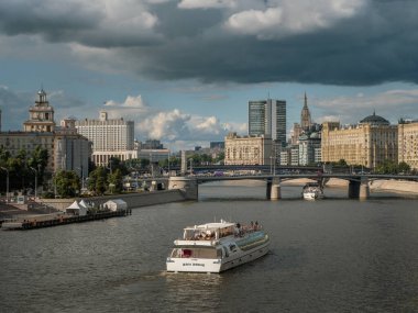 Moskova - 30 Temmuz 2020: Moskova Nehri üzerinde seyrüsefer. Moskova 'nın güzel manzarası. Moskova nehri üzerindeki kemer köprüsü. Rusya. 