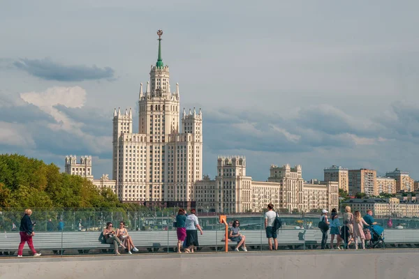 Moscow July 2020 Tourists Popular Place Moscow Zaryadye Observation Bridge — Stock Photo, Image