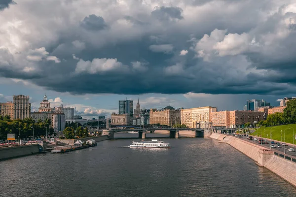 Navegação no rio Moscovo. Belas vistas de Moscou. Ponte de arco sobre o rio Moscou — Fotografia de Stock