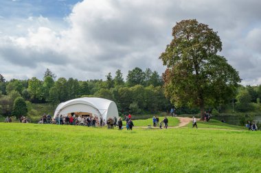 - Rusya. 5 Eylül 2020. Açık havada bir sürü insan var. Açık hava müzik festivali 
