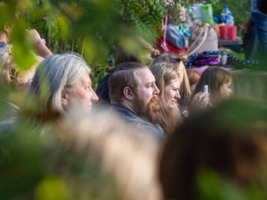 - Rusya. 5 Eylül 2020. Açık havada bir sürü insan var. Açık hava müzik festivali 