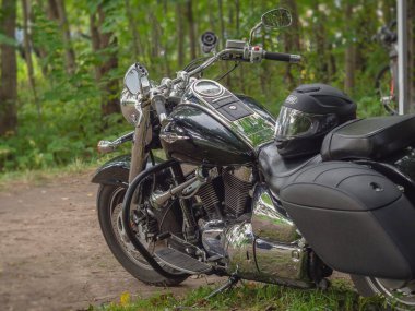 - Rusya. Saint-Petersburg 'da. 20 Eylül. Harley bisikleti yeşil yere park edilmiş..