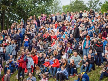 - Rusya. 5 Eylül 2020. Açık havada büyük bir insan topluluğu..