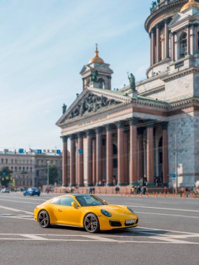 Rusya, Saint Petersburg, 25 Eylül 2020. Şehir caddesinde sarı spor araba.