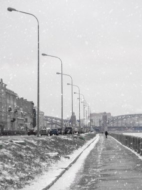 Saint Petersburg 'da Neva nehri manzaralı boş kış seti.