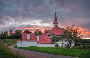 Harika bir akşam güneşli bir manzara. Gatchina 'daki inanılmaz görkemli manastır sarayı. İnanılmaz doğal bir geçmişi var. Panoramik görünüm
