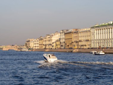 Neva nehrinde seyrüsefer. Saint-Petersburg 'un güzel manzarası