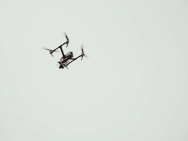 Létající ruční dron na pozadí oblohy — Stock fotografie