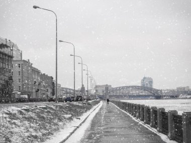 Saint Petersburg 'da Neva nehri manzaralı boş kış seti.