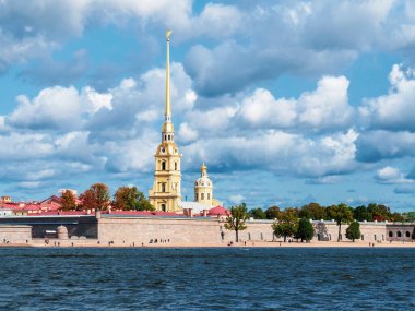 Saint Petersburg 'daki Neva nehrinden Peter ve Paul kalesinin güzel manzarası. Rusya