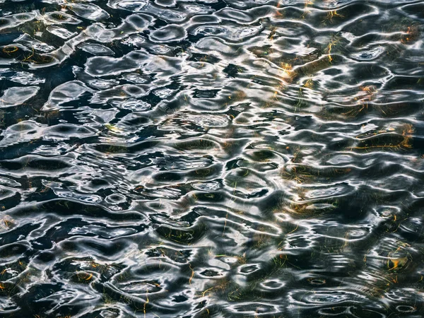 물 표면에 튕기는 것. 산속 호수의 배경 — 스톡 사진