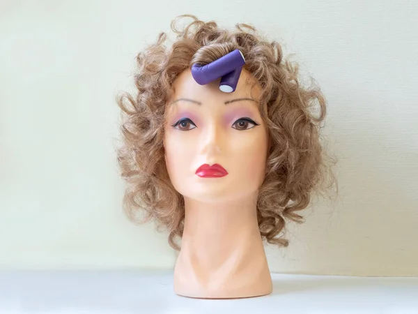 Flexible curlers on the mannequin's head — Stock Photo, Image