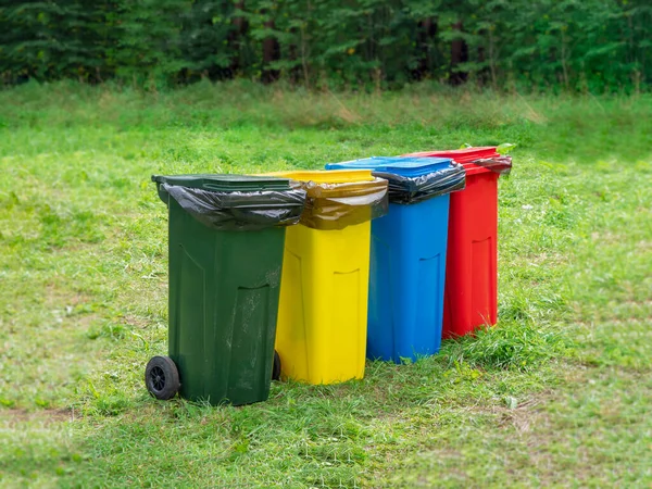 Kontainer berwarna-Multi untuk koleksi sampah terpisah — Stok Foto