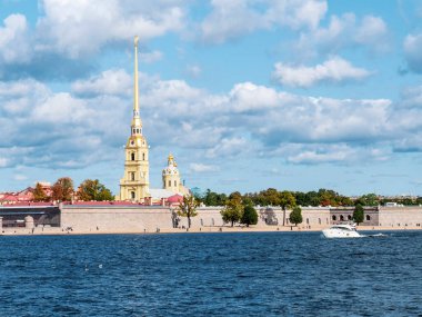Saint Petersbur 'daki Neva nehrinden beyaz bir yat.