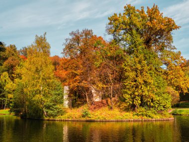 Tsaritsyno Parkı 'ndaki bir adada Arch-a Ruin. Moskova