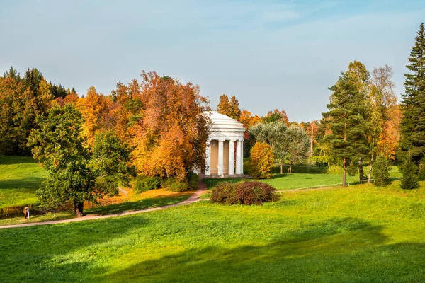 Paisagem de outono com templo da Amizade está no Parque Pavlovsk. São Petersburgo, Rússia. — Fotografia de Stock