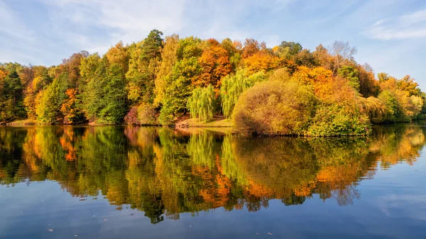 Πανόραμα του φθινοπωρινού πάρκου. Όμορφο φθινοπωρινό τοπίο με κόκκινα δέντρα δίπλα στη λίμνη. Τσαρίτσιο, Μόσχα — Φωτογραφία Αρχείου