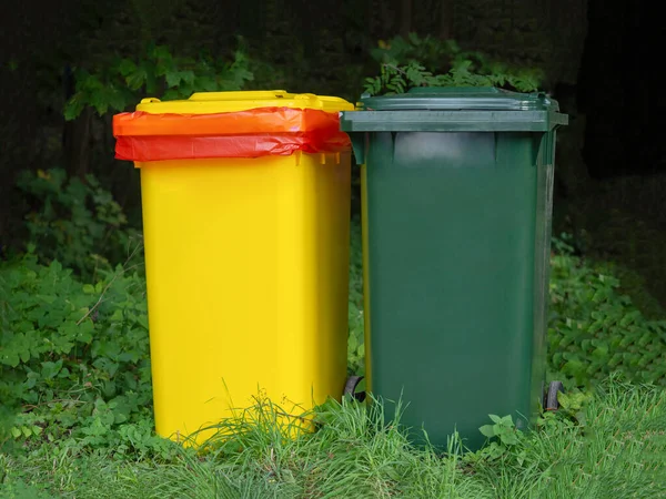 Wadah berwarna-Multi untuk koleksi sampah terpisah di tempat hijau — Stok Foto